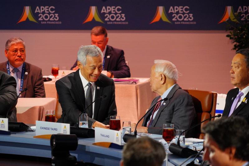 从会议桌照片可看出，张忠谋右手边是新加坡总理李显龙，左手边是泰国总理泰国总理谢塔...