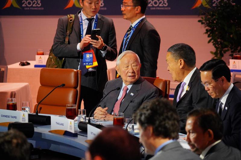 从会议桌照片可看出，张忠谋右手边是新加坡总理李显龙，左手边是泰国总理泰国总理谢塔...