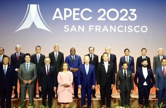 APEC各国领袖代表大合照出炉，习近平站位…
