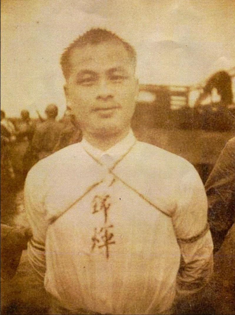 冯锦煇被枪毙前的最后照片，面带微笑视死如归。（作者陈志平提供）