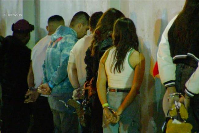 洛杉矶市中心凌晨突发枪案 约20年轻人被拘
