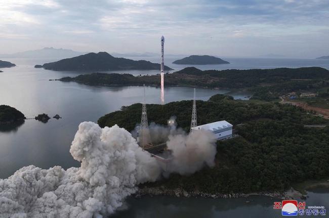 朝鲜称成功发射侦察卫星 背后高人指导增成功率