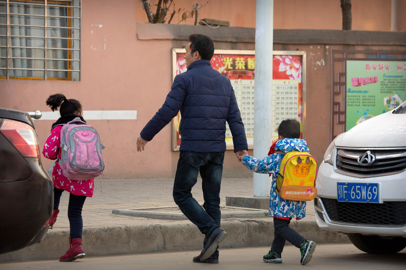「上有父母，下有儿女」，加上三年疫情后经济走缓、失业率上升，让许多中国中年人感叹：「人到中年，真的好难」。（美联社）