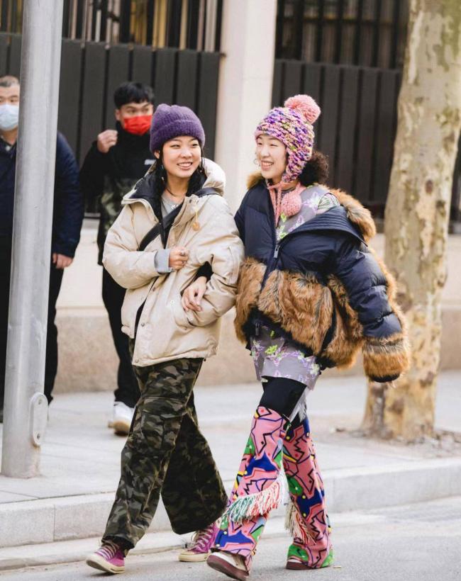 看了上海的街拍 我发现时尚达人不再穿高跟鞋了