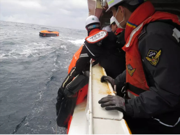 中国货船触礁沉船  韩海警救援“船上竟没人”