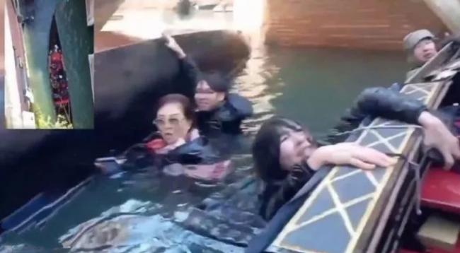 中国游客威尼斯乱动拍照屡劝不听，结果船翻了…