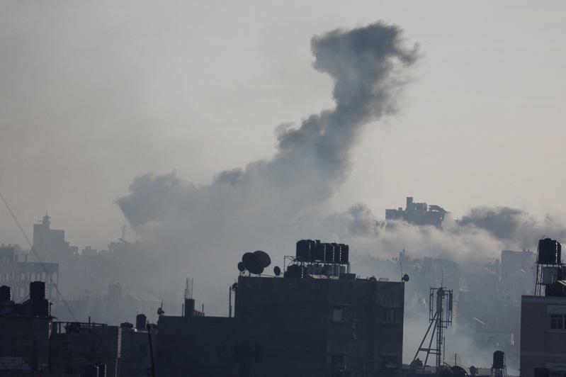 以色列袭击期间，阵阵浓烟10日窜上加萨南部的甘尤尼斯上空。（路透）