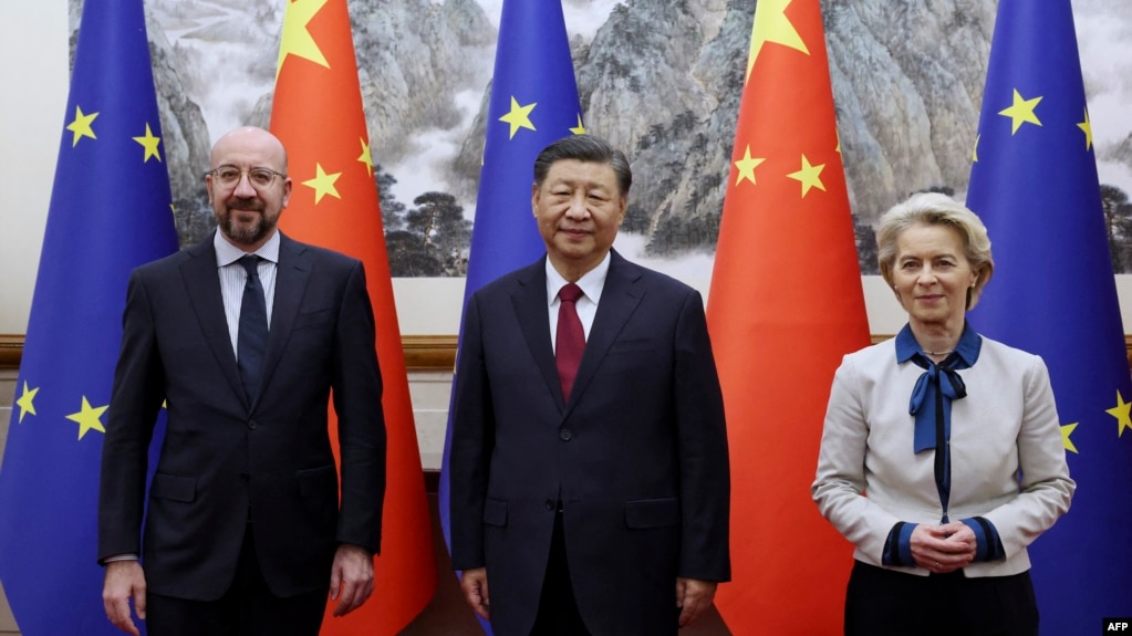 资料照：2023年12月7日，欧盟委员会主席乌尔苏拉·冯德莱恩（Ursula von der Leyen，右）和欧洲理事会主席夏尔·米歇尔（Charles Michel）在北京与中国国家主席习近平举行会晤。（欧洲理事会照片）