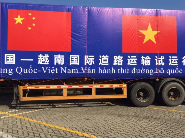 越南派出豪华阵容接待中国专机，有一幕很罕见