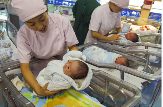 新生儿雪崩式下滑  中国民众不买单“催生”