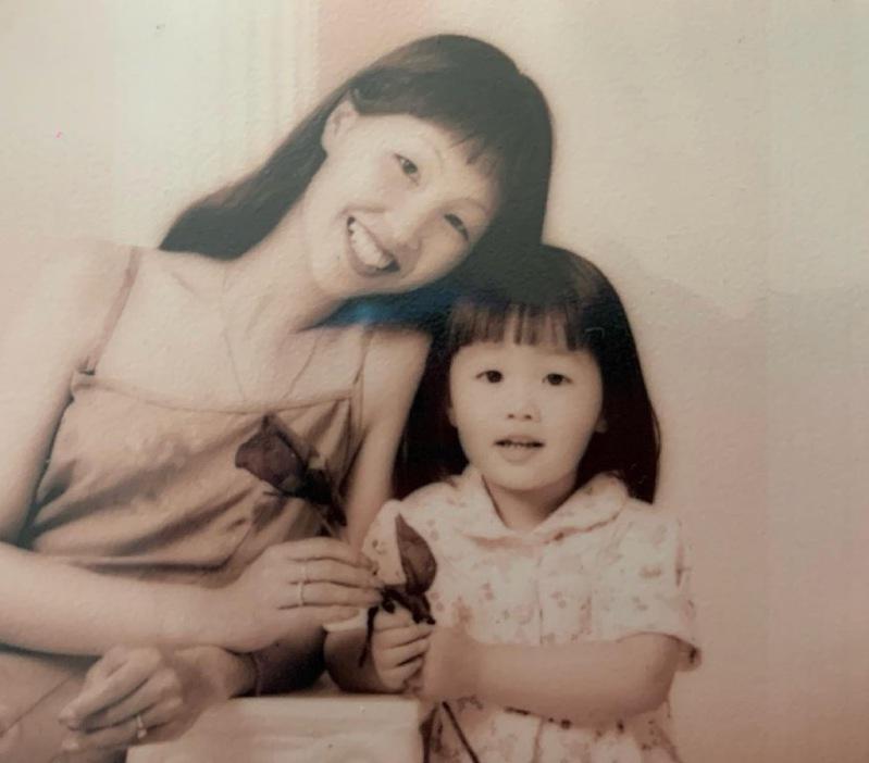 华裔候选人徐加仪说，自从她出生，家人就是用她的中文名。图为她小时和母亲合影。（徐...