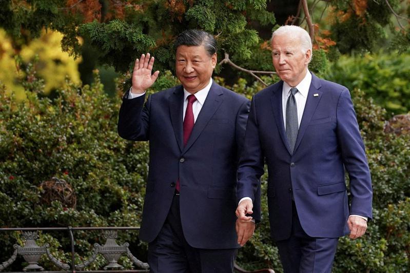 中国国家主席习近平（左）11月跟美国总统拜登（右）在旧金山费罗丽庄园散步。路透