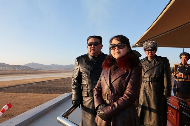 年仅10岁的金主爱除身上这件皮革外套外，还戴上同色墨镜、梳起公主头，华丽复制了父亲的「正恩Style」。撷自《每日北韩》