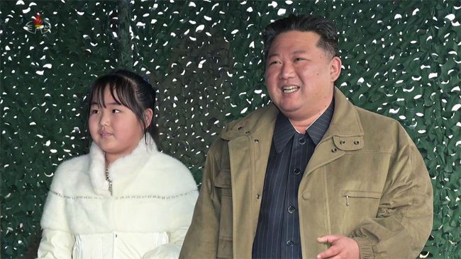 去年11月，金主爱也以绒毛白色大衣亮相。撷自《南韩中央日报》