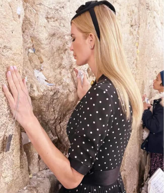 伊万卡访以色列遇袭社区 面庞憔悴手扶哭墙祈祷