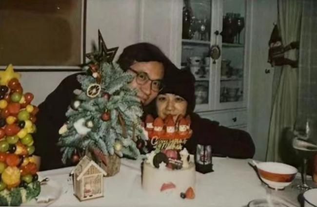汤唯晒女儿拍的照片庆圣诞 夫妻甜蜜合照