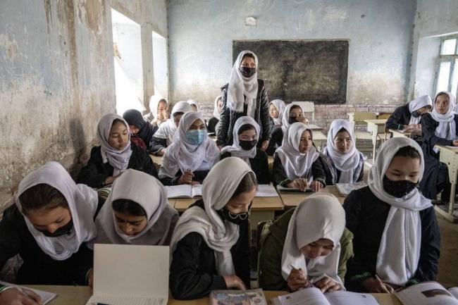 在塔利班统治下只能念到小学   女孩含泪毕业