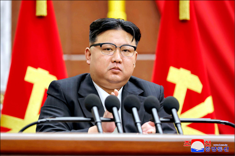 北韓領導人金正恩強調，兩韓不再是同一民族關係，而是「敵對」或「交戰」的兩個國家關係，北韓不再尋求與南韓統一。（美聯社）