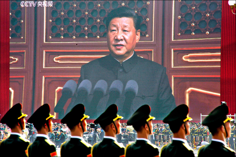 中國全國人大常委會決議剝奪九名共軍高階將領的代表職務，凸顯習近平仍未解決共軍貪腐問題，後續可能還有更多人被肅清。（路透檔案照）