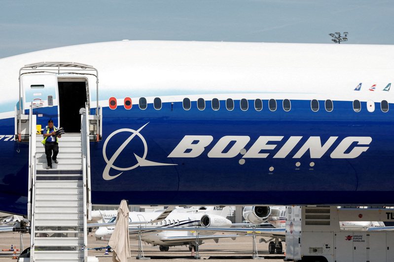 联邦航空管理局（FAA）在阿拉斯加航空公司班机5日傍晚发生窗户脱落的飞安事故后下令停飞波音737 Max 9客机，是对波音Max系列喷射飞机的最新打击。 （路透）