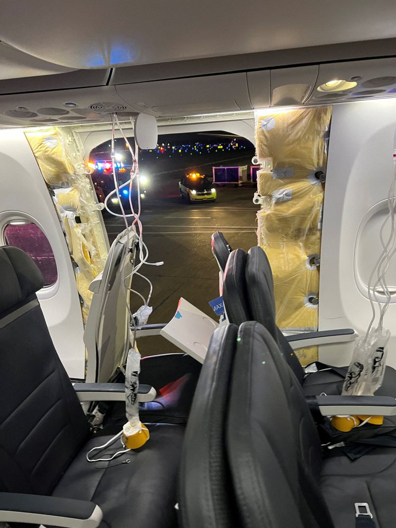 阿拉斯加航空公司1282班机因窗户脱落，紧急迫降奥克兰机场后，从座位上方垂下的氧气罩清晰可见。 （路透）