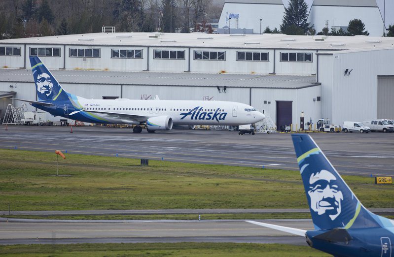 阿拉斯加航空公司班机5日傍晚发生窗户脱落的飞安事故，相关单位正在调查。 （路透）