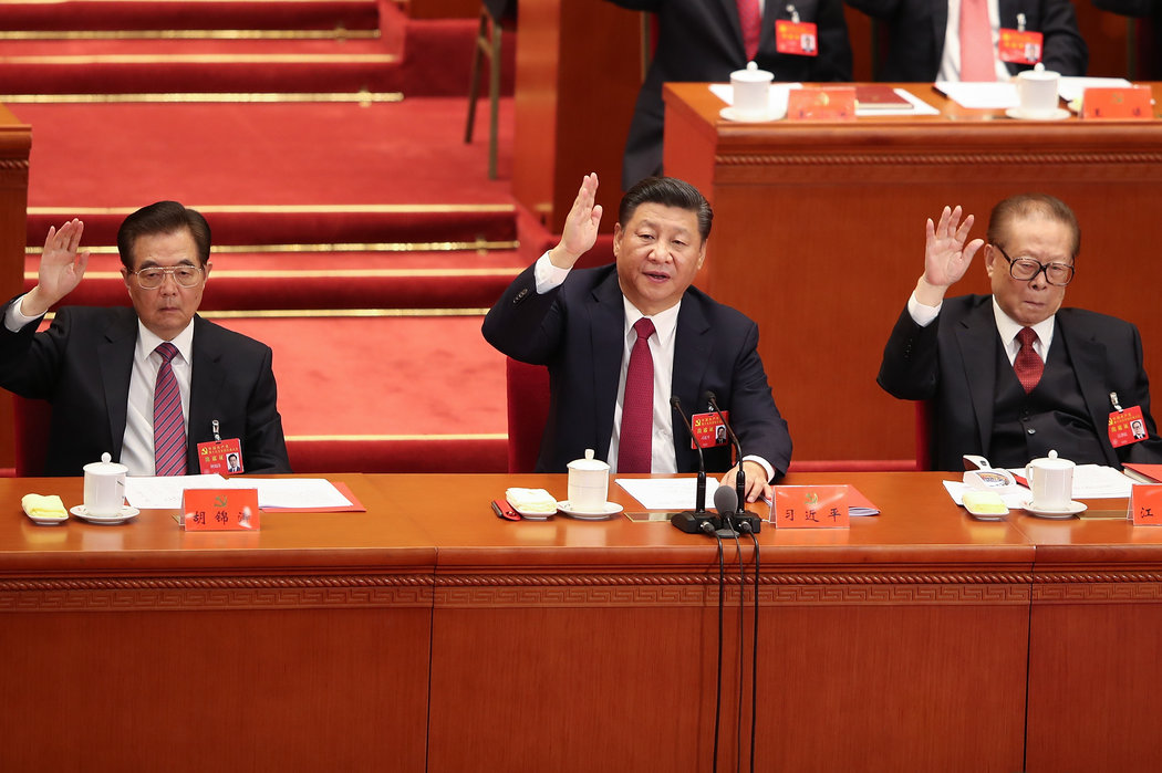 2017年10月24日，习近平（中）、胡锦涛（左）和江泽民（右）在中共十九大会议上。