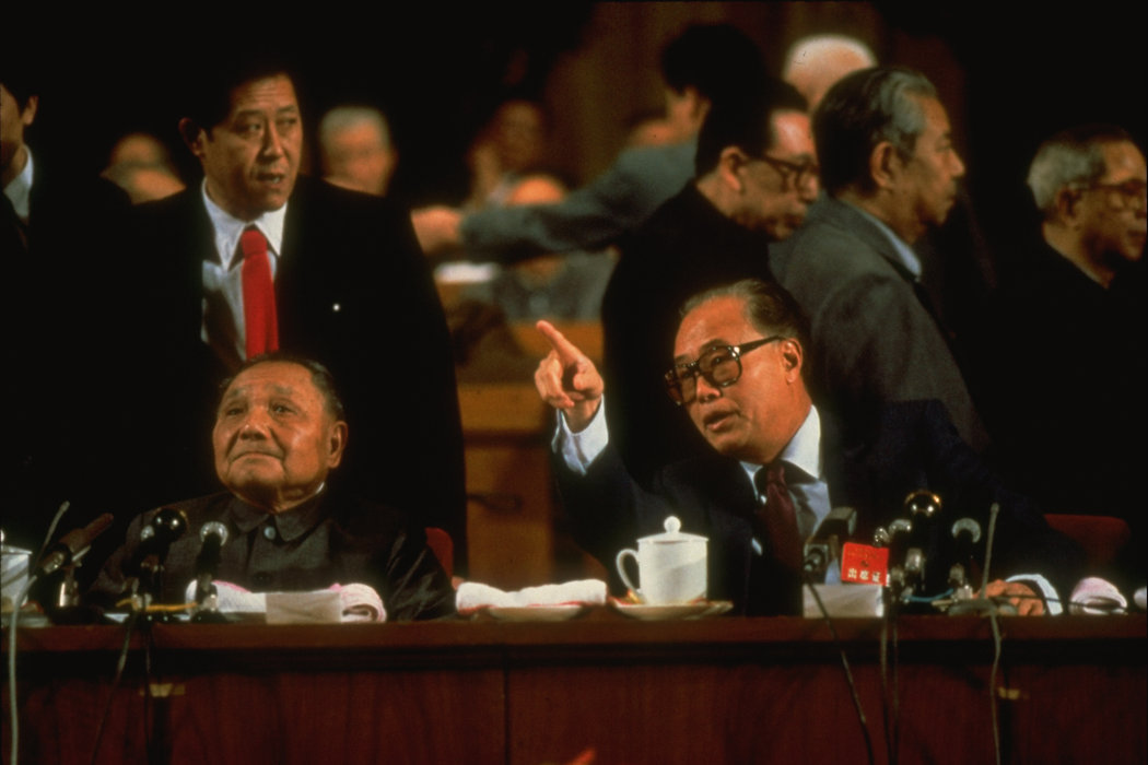 前中国领导人邓小平（左）和赵紫阳。拍摄时间不详。1980年代中国经济转型背后的很多市场化政策都是赵紫阳主持制定的。