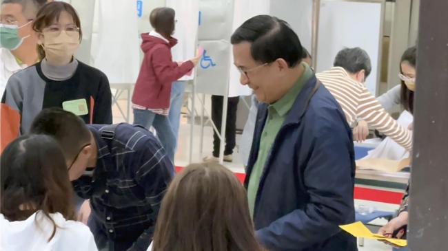 这是陈水扁     也来投票了