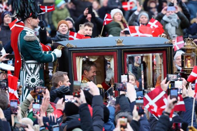 丹麦女王退位交棒，新王佛瑞德里克十世登基