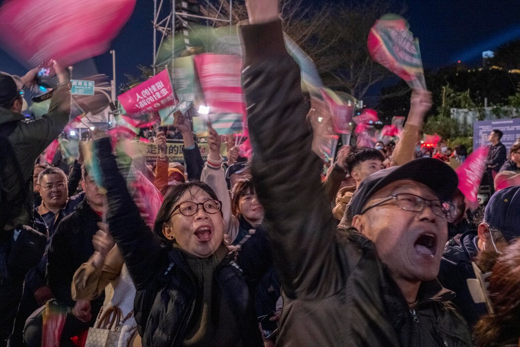 周六，支持者在台北庆祝赖清德胜选，这是民进党连续第三次赢下总统大选。