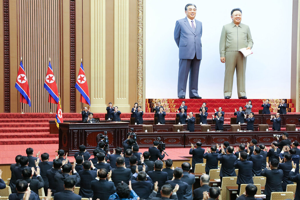 朝鲜官方媒体提供的图片显示，朝鲜领导人金正恩（中）周二在平壤最高人民会议上发表讲话。