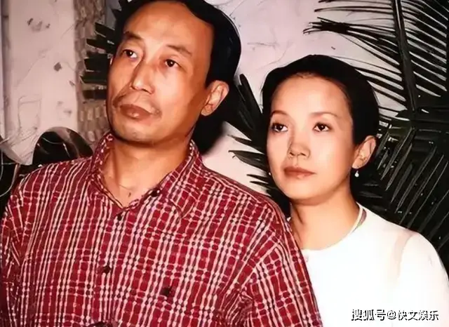 63岁吕丽萍回国过年 老公孙海英疑滞留美国