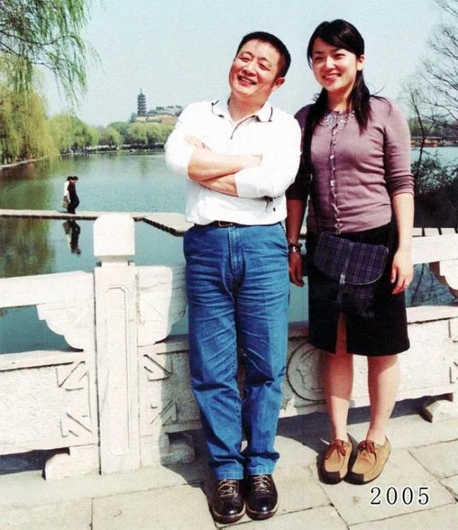 中国父女40年在同一地点拍照 感动国人火到国外