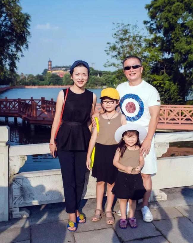 中国父女40年在同一地点拍照 感动国人火到国外