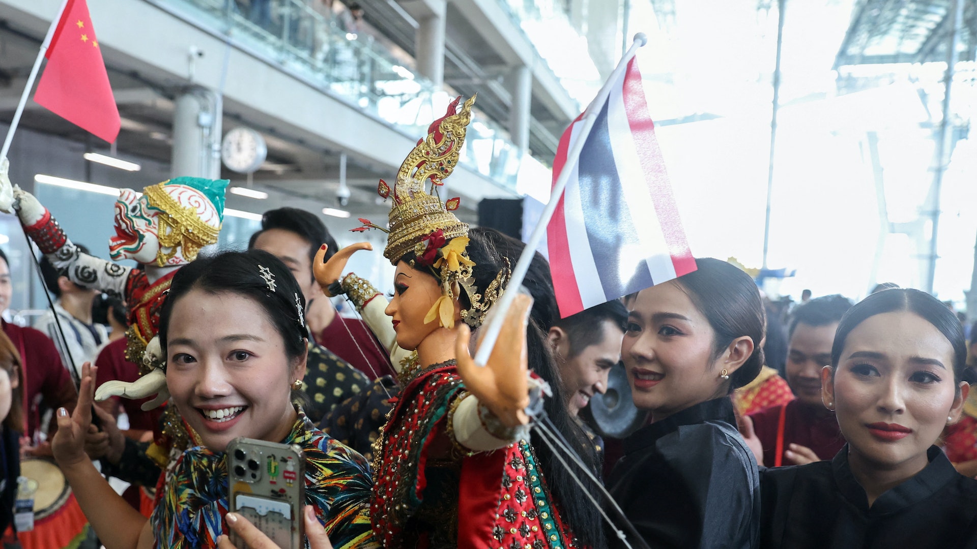 中國遊客2023年9月25日抵達曼谷機場時的歡迎儀式（Reuters）