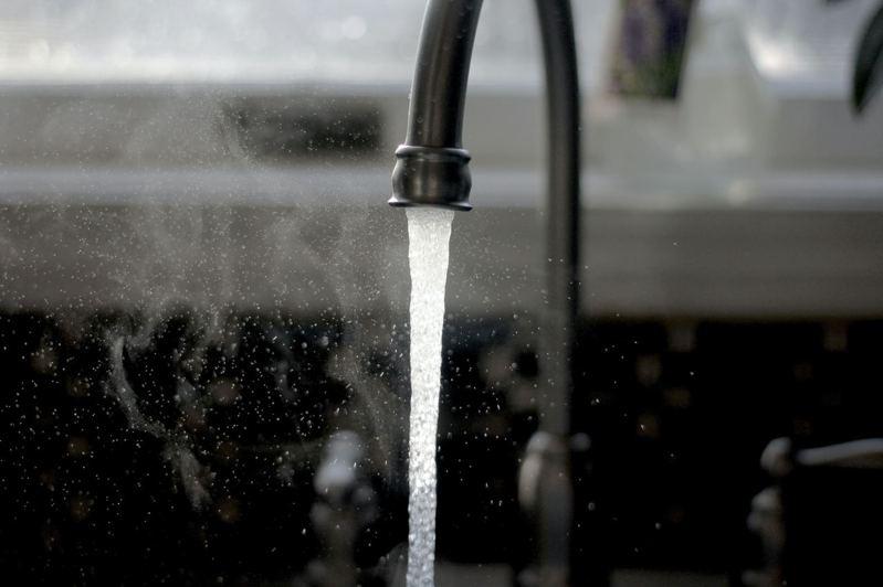 如果知道低温天气即将来袭，打开水龙头、持续让少量的水流出，可有助于预防水管结冻。Photo by Imani on Unsplash