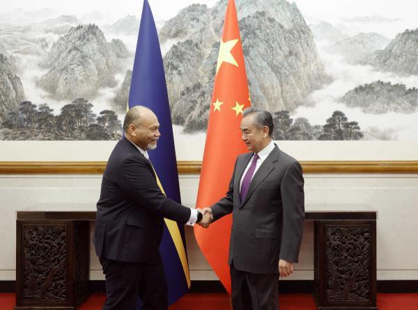 1月24日，中国外交部长王毅（右）在北京与瑙鲁外长安格明举行会谈并签署双方关于恢复外交关系的联合公报。 取自中国外交部网站