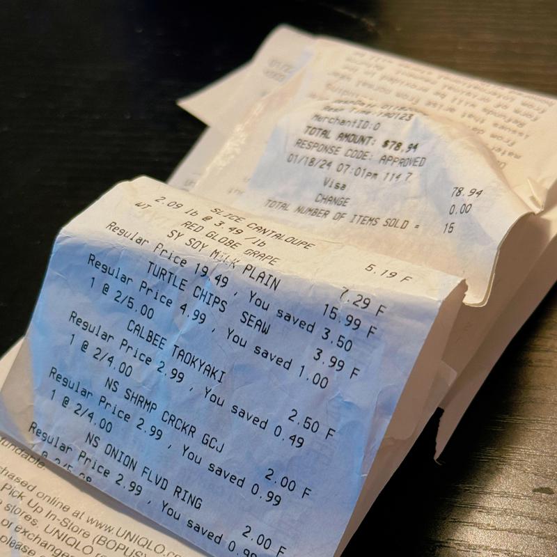 法拉盛吃饭买单时需仔细查看帐单，以防不当支出。(记者邢易霖 / 摄影)