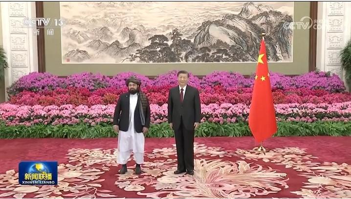 中国国家主席习近平接受卡里米（左）呈递到任国书，形同已正式承认神学士政府。央视新闻联播画面