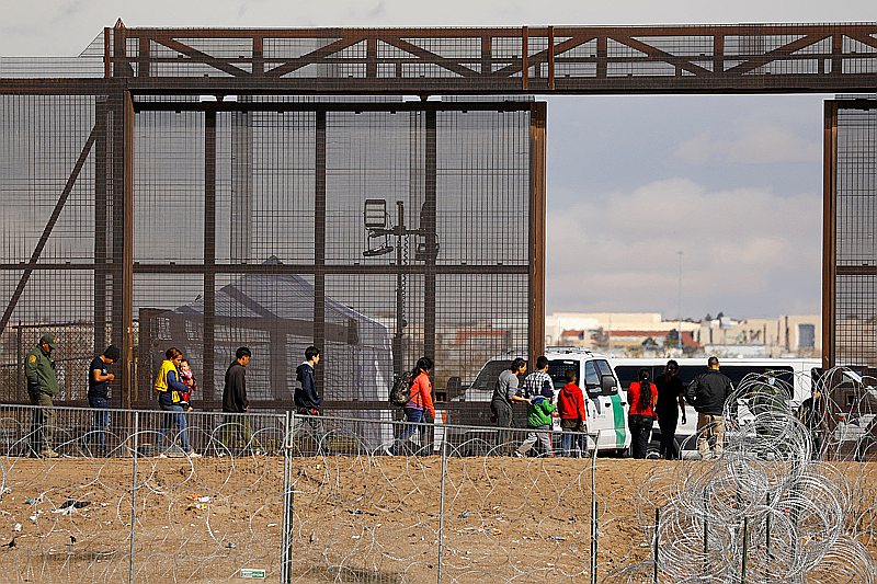 每天数以万计的无证移民涌进美国边境，因为他们相信总有办法留下来。 图为无证移民涌进德州。 （路透）