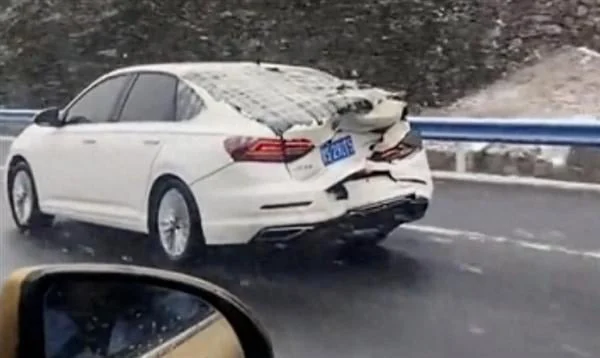 一辆被撞烂的车 感动了中国