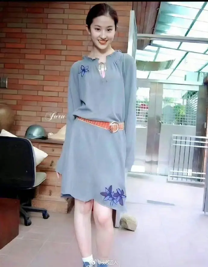 刘亦菲初中时期旧照曝光 穿蓝色连衣裙清纯可人