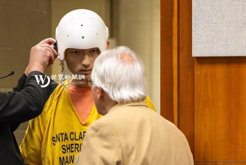硅谷杀妻案嫌犯陈立人头戴头盔现身提审。 （记者葛歆睿/摄影） 