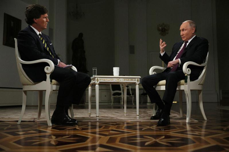 俄罗斯总统普京同意在莫斯科接受前福斯新闻主播卡尔森的采访，普京在采访中用手拉住颤...