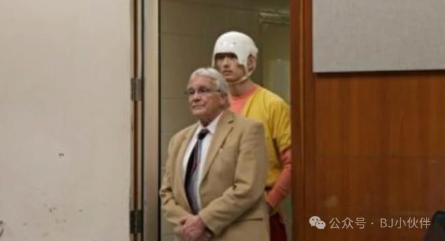 谷歌清华杀妻男现身法庭：戴白色头盔，父母出席