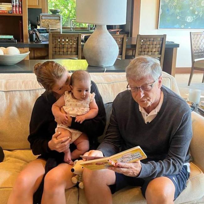 比尔·盖茨为1岁外孙女庆生，写“福”贺龙年