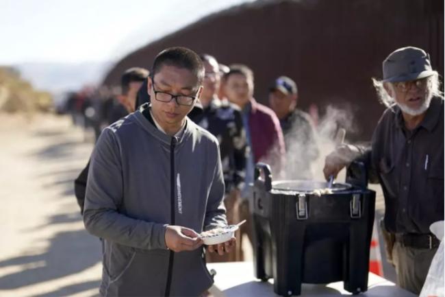 美墨边境现中国移民洪流  一天269人被捕