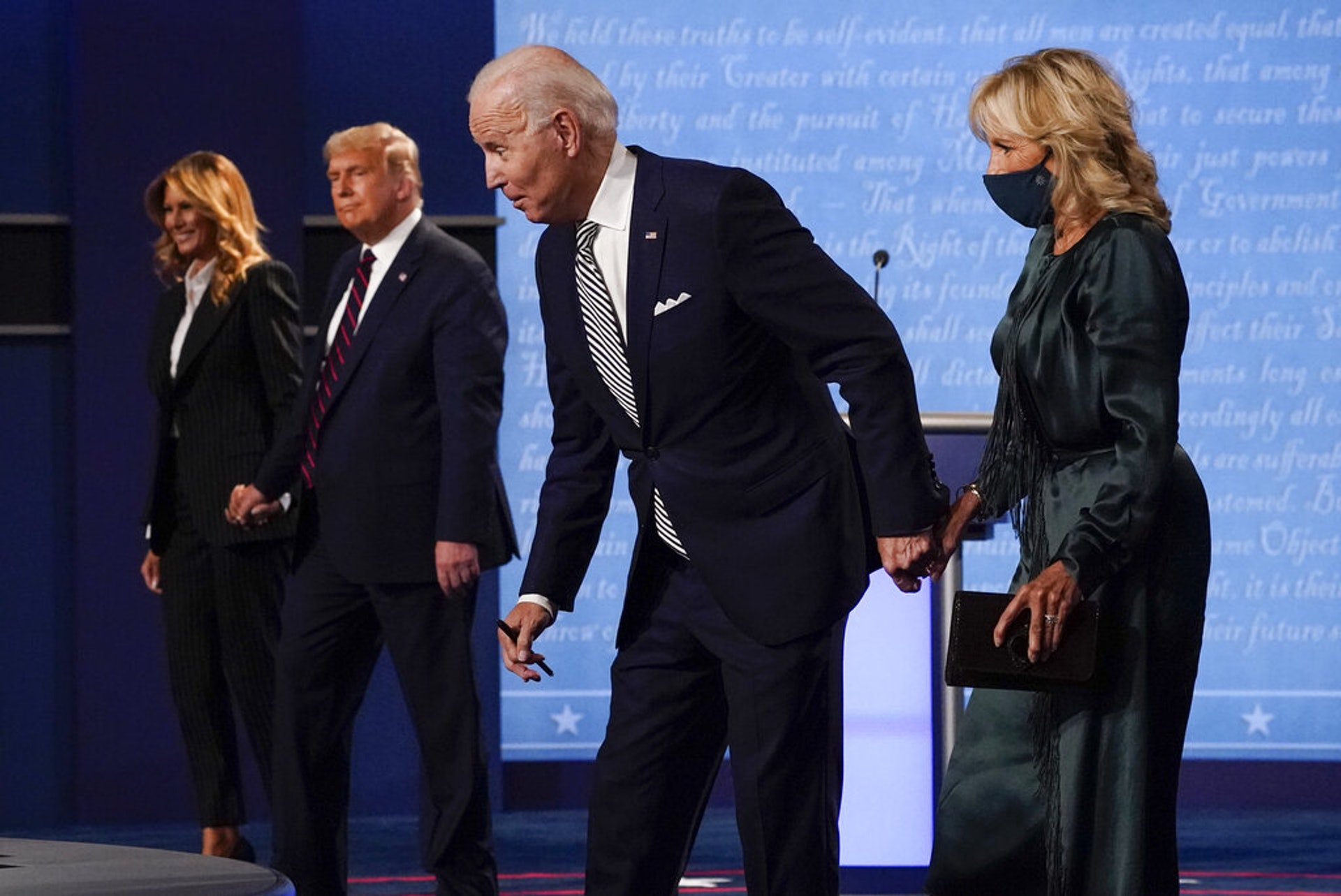 美國總統特朗普（左二）、第一夫人梅拉尼婭（左一）、民主黨總統候選人拜登（右二）及其妻子吉爾（右一）9月29日在俄亥俄州克利夫蘭出席2020年總統選舉的首場全國電視辯論。（AP）