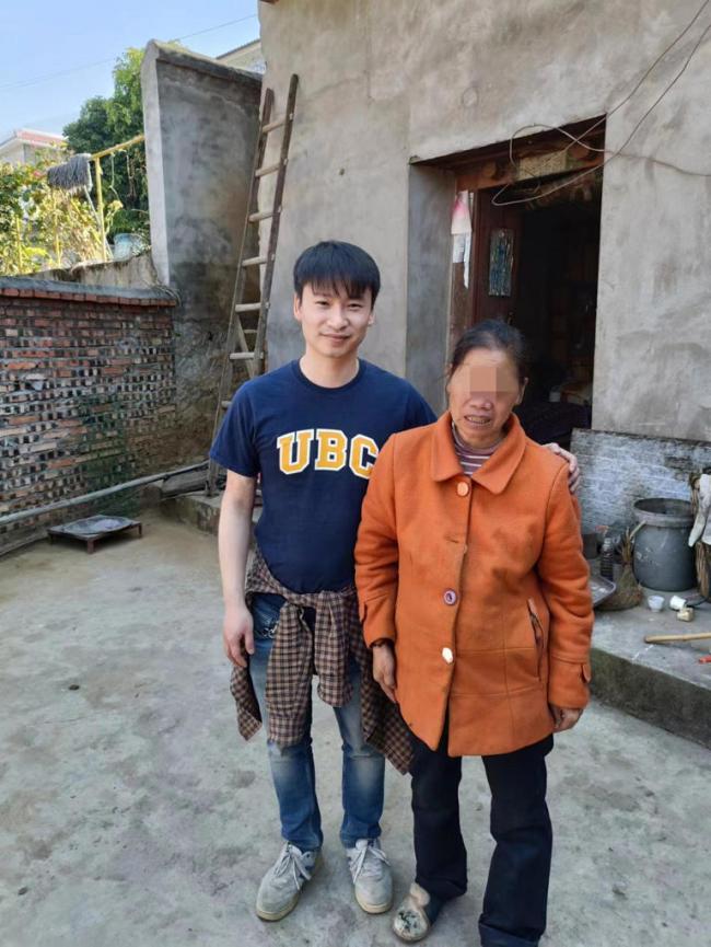 华裔小伙中国寻亲   生父已去世  找到生母
